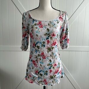 White House Black Market Floral Top Medium Scoop Neck Short Sleeve Keyhole Back